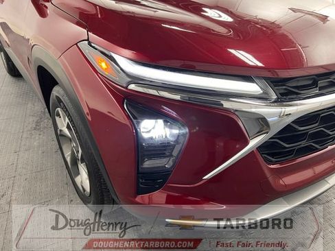 Used 2025 Chevrolet Trax LT FWD image 9