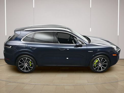 Certified 2025 Porsche Cayenne S AWD/4WD image 40