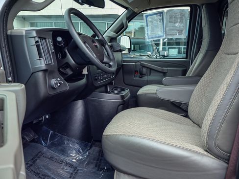 Used 2025 GMC Savana 3500 LT w/ LT Preferred Equipment Group RWD image 2