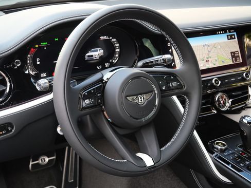 Used 2025 Bentley Flying Spur Plug-In Hybrid AWD/4WD image 14