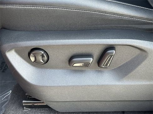 Used 2020 Volkswagen Atlas Cross Sport SE w/ Panoramic Sunroof Package image 19