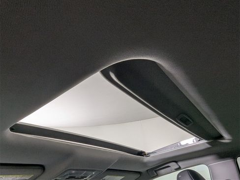 Used 2017 Toyota Highlander SE image 24