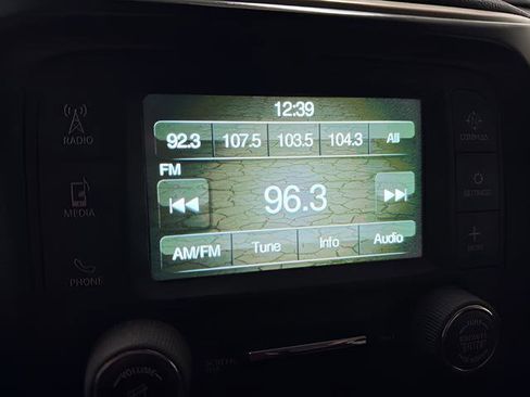 Used 2018 Jeep Cherokee Latitude w/ Altitude Package image 18