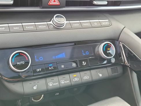Used 2025 Hyundai Elantra Limited FWD image 32