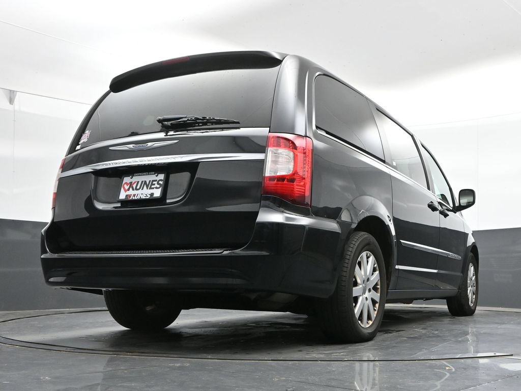 Used 2014 Chrysler Town & Country Touring FWD image 38