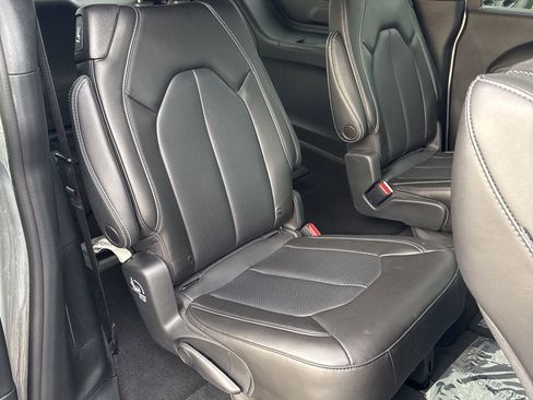 Used 2023 Chrysler Pacifica Touring-L w/ S Appearance Package image 23