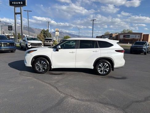 Used 2025 Toyota Highlander XLE AWD/4WD image 4