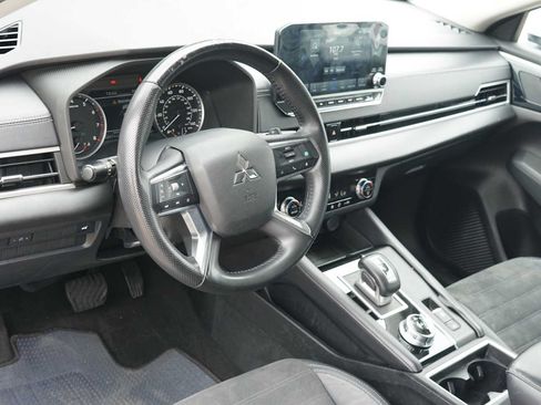 Used 2023 Mitsubishi Outlander SE FWD image 8