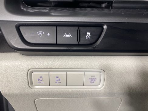 Used 2023 Kia Carnival LX image 24