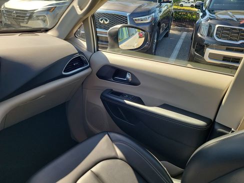 Used 2023 Chrysler Pacifica Touring-L FWD image 14