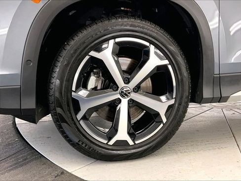 Used 2025 Volkswagen Tiguan SE w/ Panoramic Sunroof Package image 9