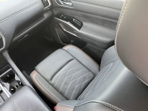 Used 2025 Nissan Pathfinder Platinum FWD image 27