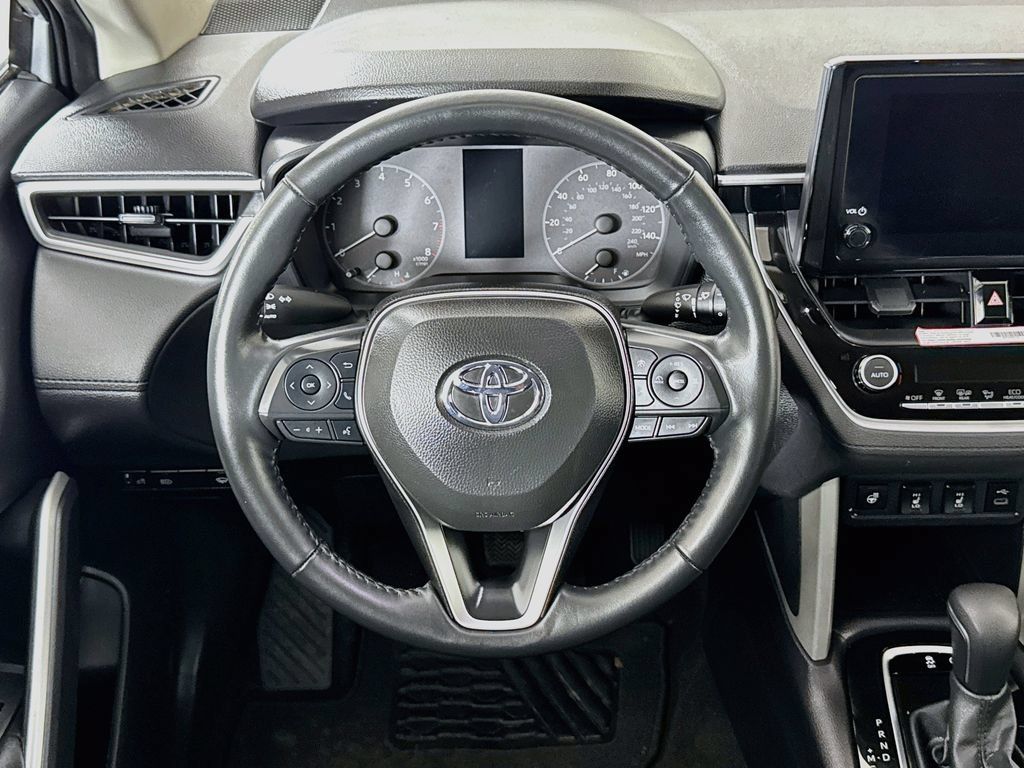 Used 2025 Toyota Corolla Cross LE AWD/4WD image 4