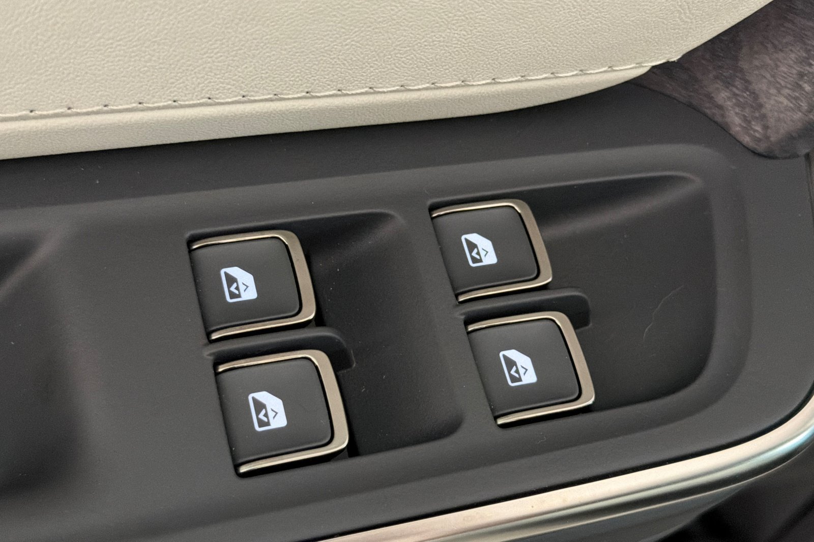 Used 2025 Rivian R1S Adventure Tri AWD/4WD image 13