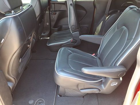 Used 2025 Chrysler Pacifica Limited FWD image 13