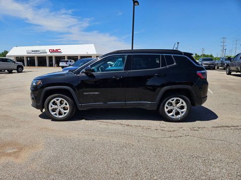 Used 2024 Jeep Compass Latitude AWD/4WD image 2