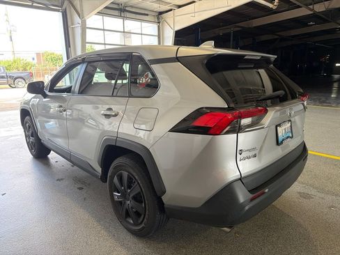 Used 2022 Toyota RAV4 LE AWD/4WD image 4