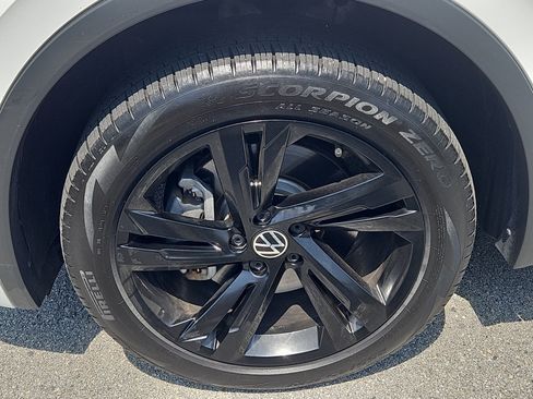 Certified 2024 Volkswagen Tiguan SE R-Line AWD/4WD image 5