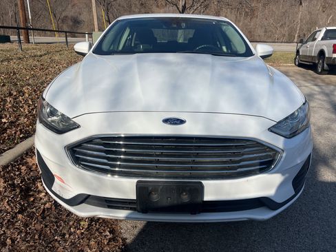 Used 2019 Ford Fusion SE image 2