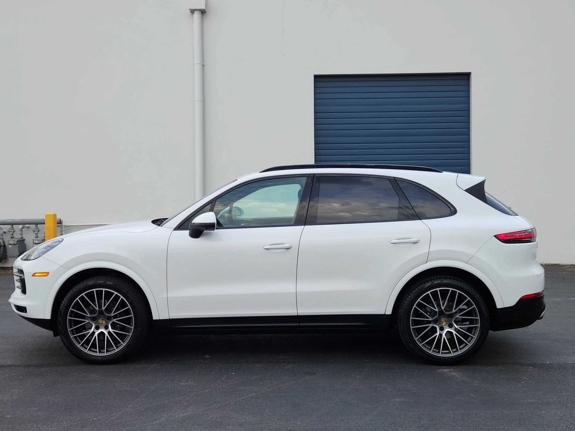 Used 2020 Porsche Cayenne w/ Premium Package Plus AWD/4WD image 2