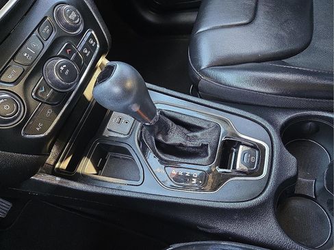 Used 2019 Jeep Cherokee Latitude Plus image 25