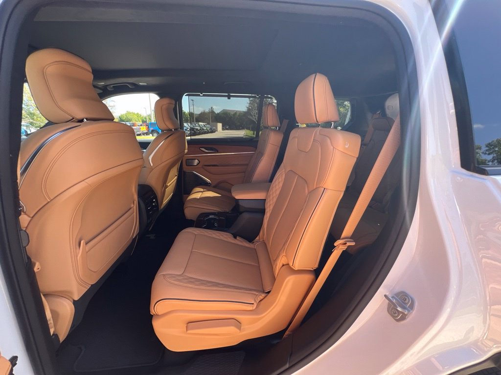 Used 2023 Jeep Grand Cherokee L Summit AWD/4WD image 30
