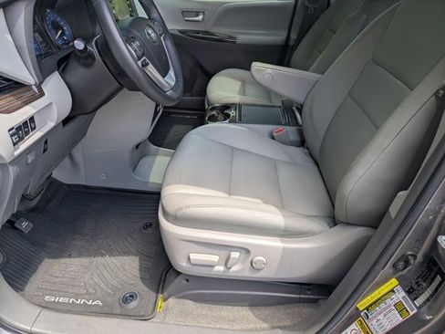 Used 2017 Toyota Sienna XLE Premium FWD image 12