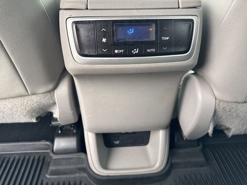 Used 2018 Toyota Highlander XLE AWD/4WD image 28