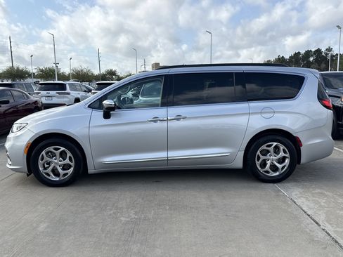 Used 2023 Chrysler Pacifica Limited image 3