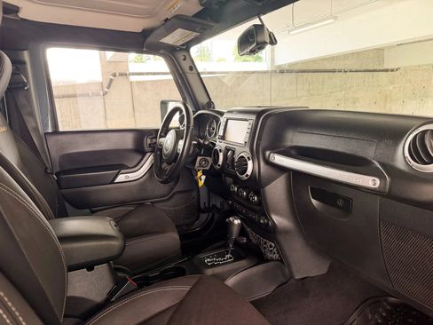 Used 2014 Jeep Wrangler Unlimited Sahara w/ Connectivity Group AWD/4WD image 22