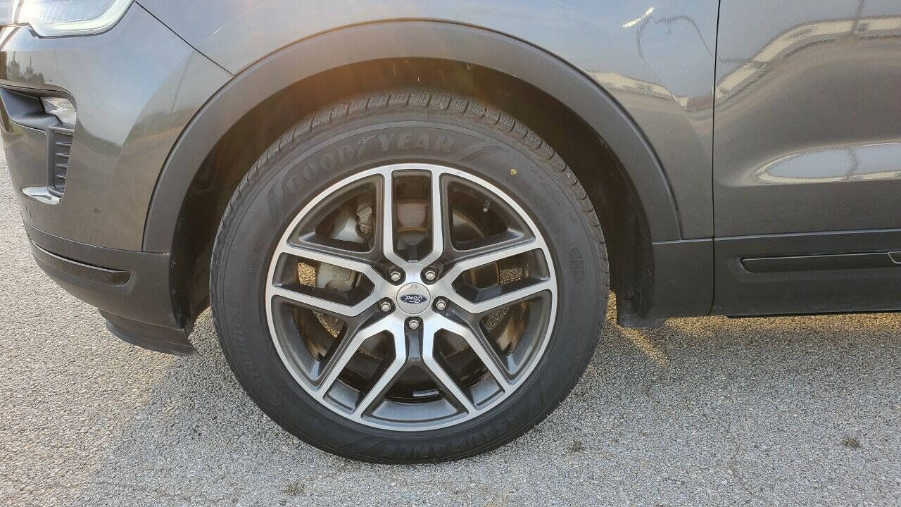 Used 2018 Ford Explorer Sport w/ Equipment Group 401A AWD/4WD image 3