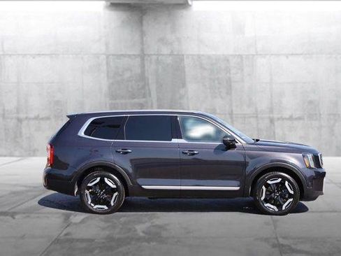 Used 2025 Kia Telluride S FWD image 5