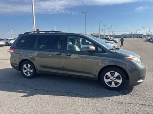 Used 2013 Toyota Sienna LE w/ Towing Pkg image 3
