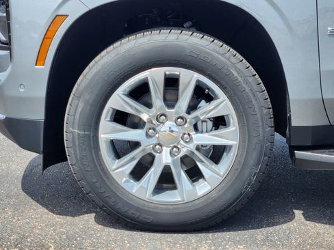 New 2025 Chevrolet Suburban Premier image 7