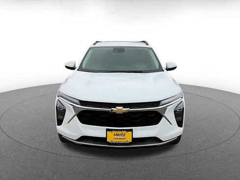 Used 2025 Chevrolet Trax LT w/ LT Convenience Package FWD image 4
