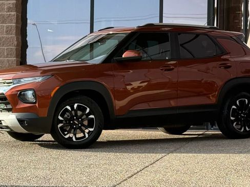 Used 2021 Chevrolet TrailBlazer LT w/ Convenience Package FWD image 3