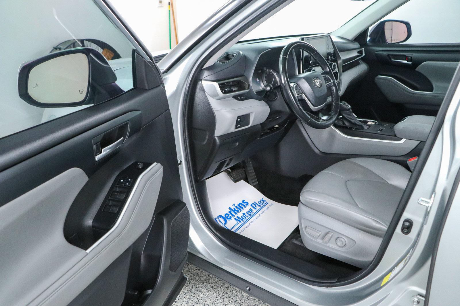 Used 2022 Toyota Highlander XLE FWD image 3