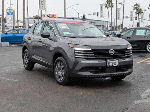 Used 2025 Nissan Kicks S image 2