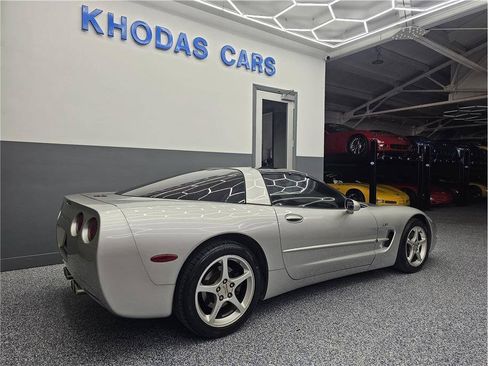 Used 2004 Chevrolet Corvette Coupe w/ Preferred Equipment Group RWD image 6