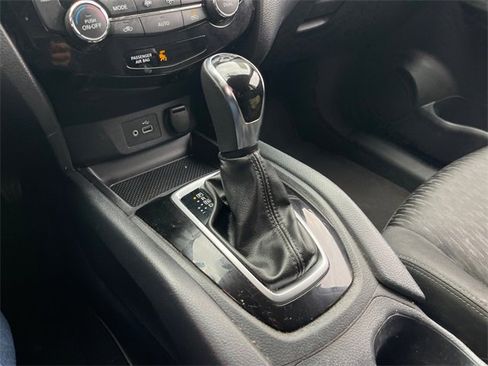 Used 2018 Nissan Rogue SV image 16