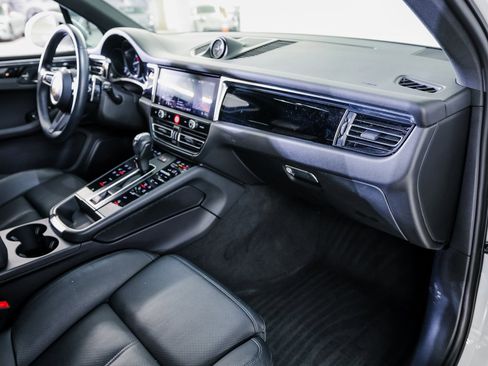 Certified 2023 Porsche Macan image 28