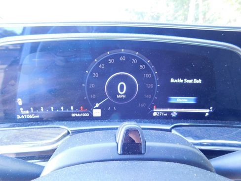 Used 2022 Cadillac Escalade Premium Luxury AWD/4WD image 6