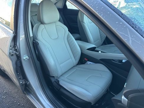 Used 2023 Hyundai Elantra Limited image 34