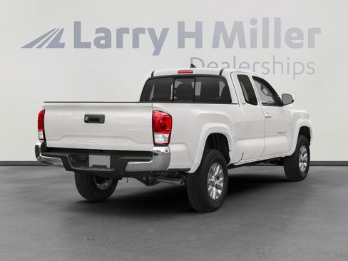 Used 2018 Toyota Tacoma SR5 AWD/4WD image 2