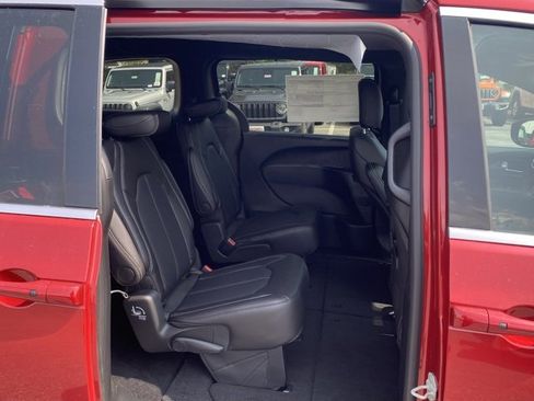 New 2026 Chrysler Pacifica Select image 32