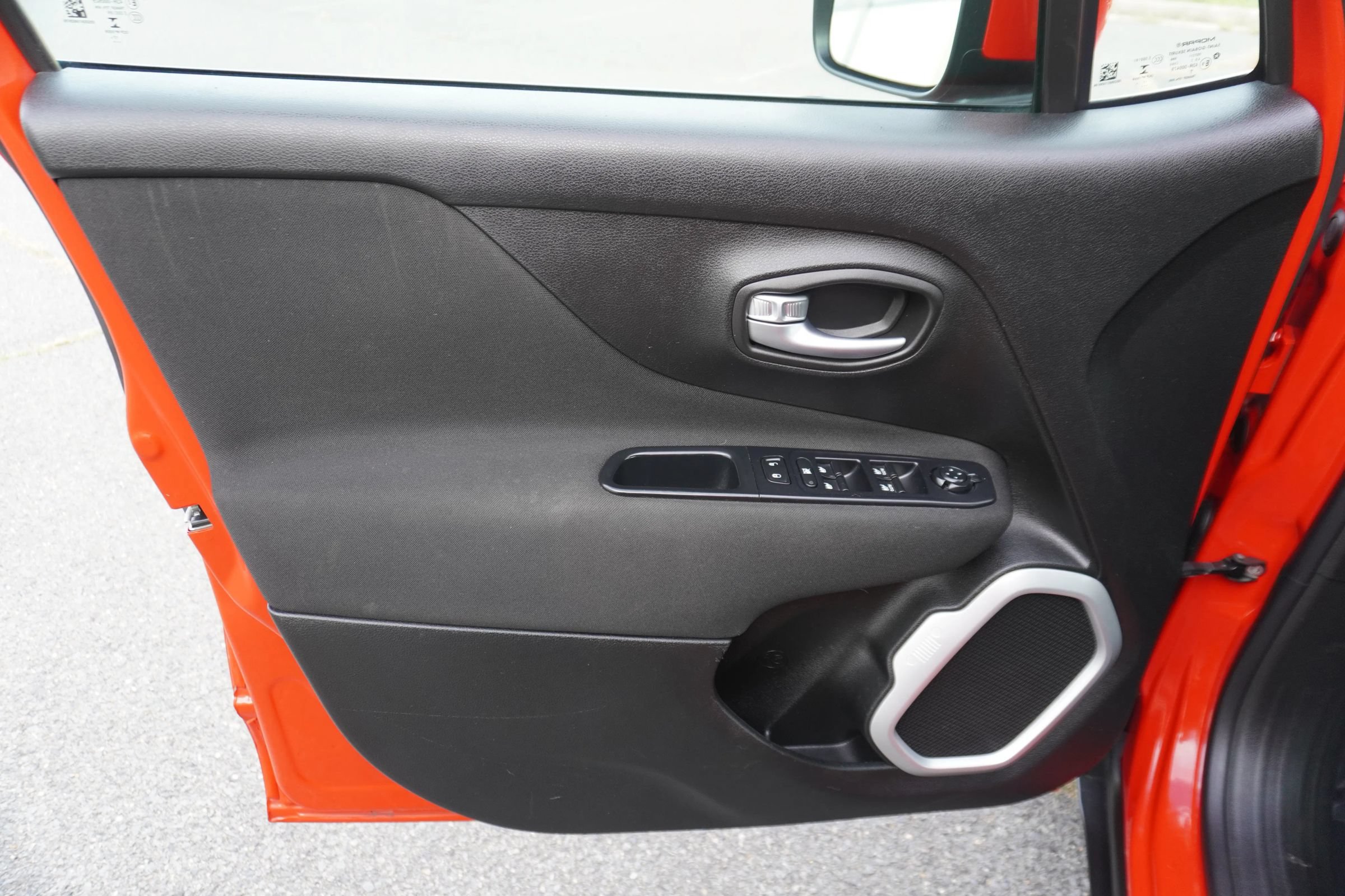 Used 2018 Jeep Renegade Latitude w/ Advanced Technology Group FWD image 17