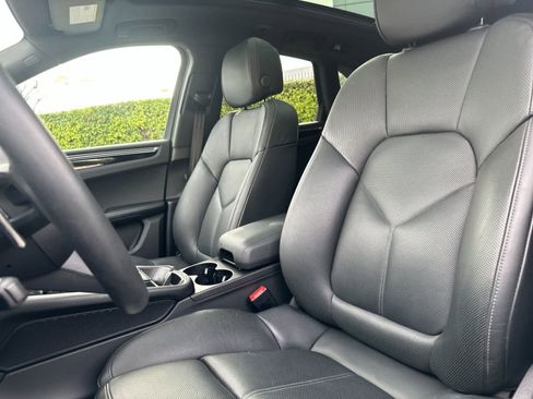 Certified 2025 Porsche Macan AWD/4WD image 5