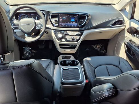 Used 2024 Chrysler Pacifica Touring-L FWD image 11