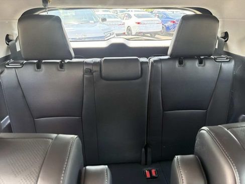 Certified 2024 Toyota Highlander Platinum FWD image 21