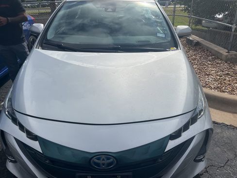 Used 2018 Toyota Prius Prime Advanced image 2